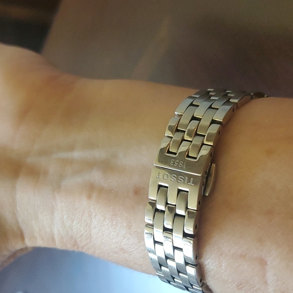 Beautiful ladies Tissot stainless steel watch in great condition! - Picture 5 of 6